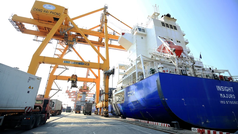 Bốc xếp hàng hóa xuất nhập khẩu tại Cảng Hải Phòng. (Ảnh DUY ÐĂNG)