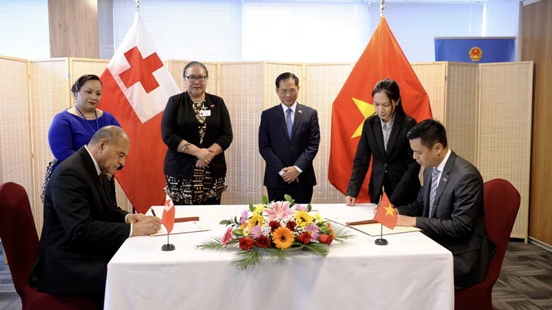 Lễ ký kết Thông cáo chung về thiết lập quan hệ ngoại giao Việt Nam-Tonga.