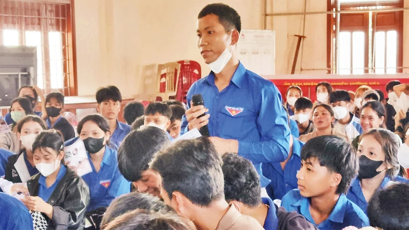 Thanh niên người dân tộc thiểu số huyện Hướng Hóa, tỉnh Quảng Trị tại buổi giao lưu đối thoại đi làm việc nước ngoài theo hợp đồng.