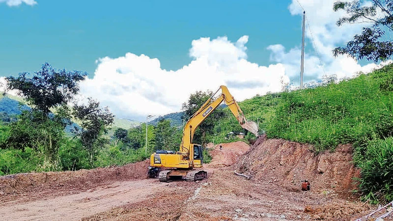 Thi công đường giao thông từ xã Ðăk Pne, huyện Kon Rẫy, tỉnh Kon Tum đi huyện Kbang, tỉnh Gia Lai.