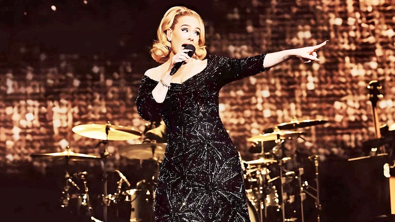 Ca sĩ Adele trong trang phục của thiết kế Cong Tri trên sân khấu biểu diễn. 