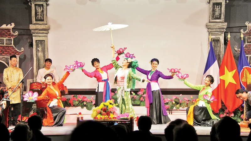 Giới thiệu di sản văn hóa Việt Nam tại Lễ kỷ niệm 50 năm thiết lập quan hệ ngoại giao Việt Nam-Pháp.