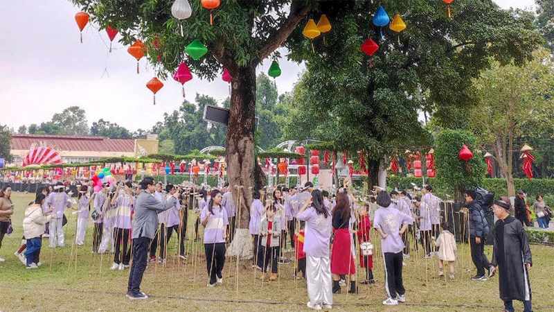 Trò chơi Đố thơ tại Cây thơ trong Ngày thơ Việt Nam lần thứ 21 tại Hoàng thành Thăng Long thu hút đông đảo giới trẻ tham gia. (Ảnh: Việt Khôi)