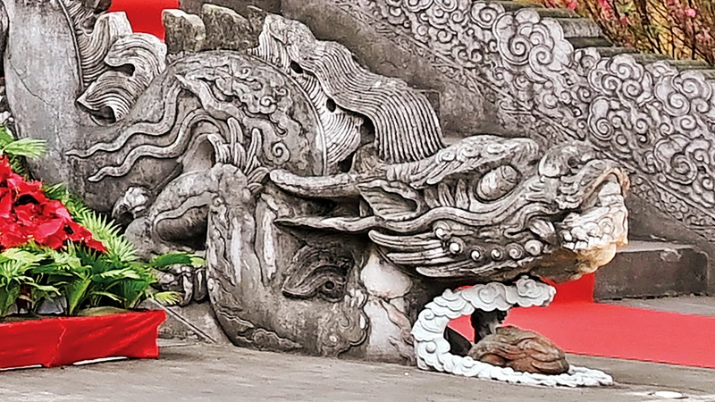 Đôi rồng đá trước thềm điện Kính Thiên trong Hoàng thành Thăng Long, TP Hà Nội. (Ảnh: TRẦN THANH GIANG)