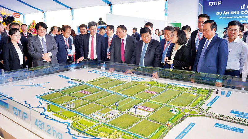 Lãnh đạo Trung ương và tỉnh Quảng Trị cùng các đại biểu trong ngày khởi công khu công nghiệp Quảng Trị ở huyện Hải Lăng.
