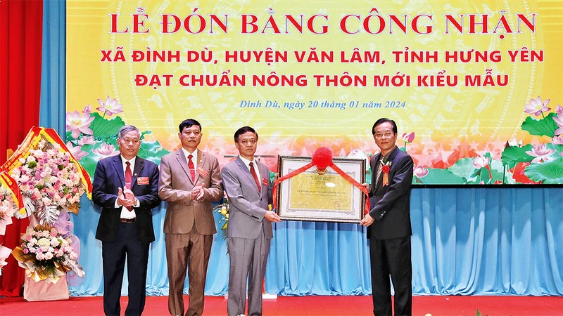 Lễ đón Bằng công nhận xã Ðình Dù, huyện Văn Lâm, tỉnh Hưng Yên đạt chuẩn nông thôn mới kiểu mẫu. 