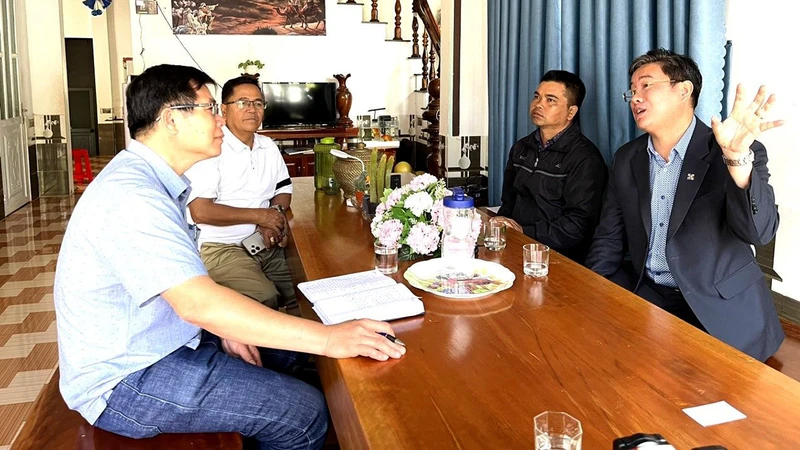 Mục sư Y Tuân Mlô, Trưởng ban đại diện Hội thánh Tin lành miền nam Việt Nam tỉnh Ðắk Lắk (ngoài cùng bên phải) lên án hành vi vi phạm pháp luật xảy ra tại huyện Cư Kuin.