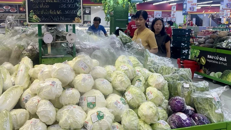 Người tiêu dùng lựa chọn hàng hóa tại siêu thị Winmart ở quận Sơn Trà, thành phố Ðà Nẵng. (Ảnh TUỆ NGHI)
