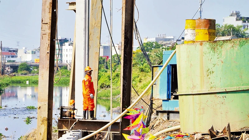 Công nhân thi công từ đầu năm trên công trường cải tạo kênh Tham Lương-Bến Cát-rạch Nước Lên.