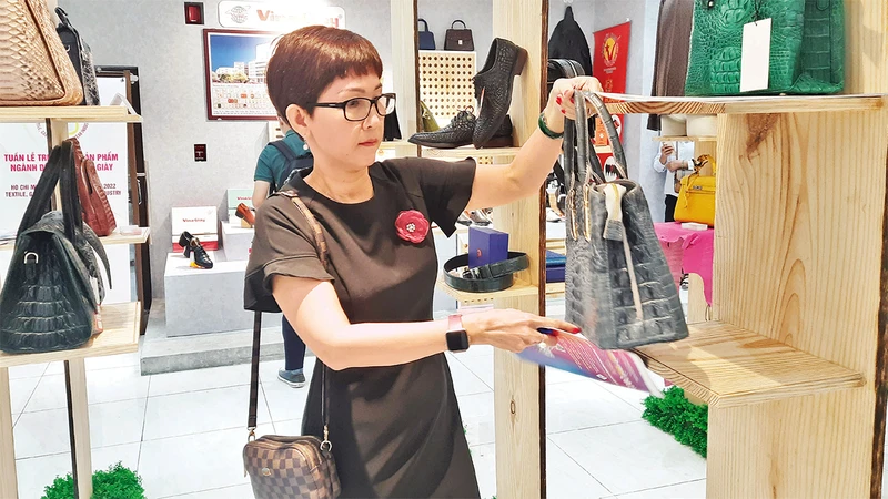 Người tiêu dùng lựa chọn các sản phẩm của doanh nghiệp Thành phố Hồ Chí Minh tại Showroom Trung tâm Xúc tiến thương mại và Ðầu tư thành phố.