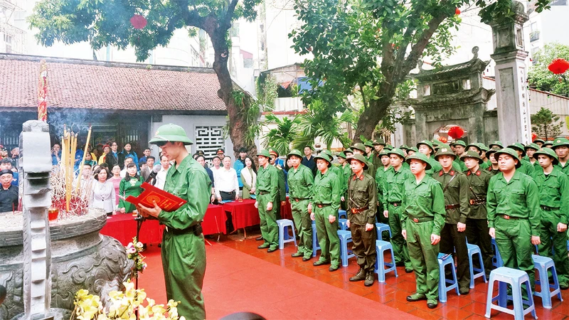 Các tân binh đọc lời thề phụng sự đất nước, phụng sự nhân dân tại đền Ðồng Cổ.