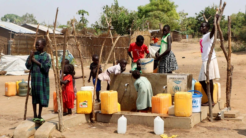 Người tị nạn Sudan lấy nước tại một trại tị nạn ở Nam Sudan. (Ảnh REUTERS)