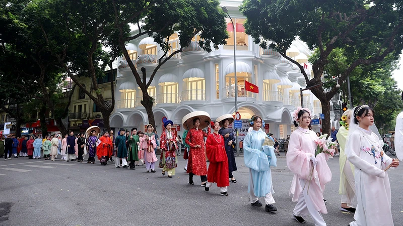 Nhiều bạn trẻ diễu hành trong trang phục cổ tại Lễ hội Áo dài Du lịch Hà Nội năm 2023.
