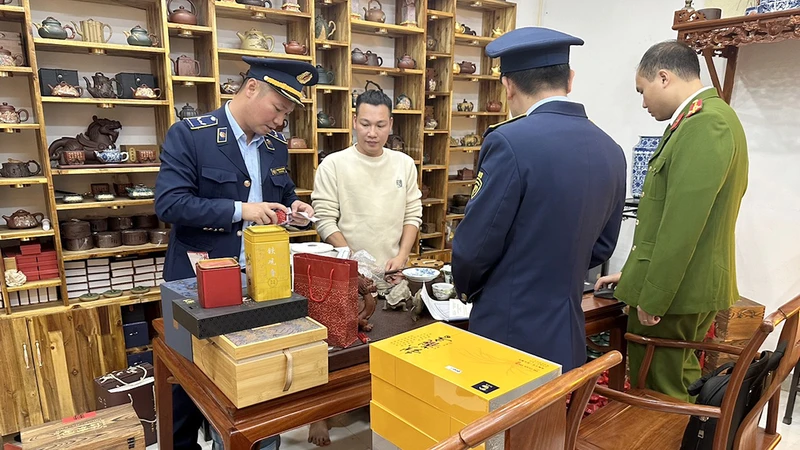Lực lượng Quản lý thị trường tỉnh Quảng Ninh kiểm tra cửa hàng kinh doanh của Nguyễn Văn Anh ở thành phố Móng Cái.