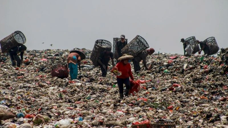 Công nhân thu gom rác thải nhựa tại bãi rác ở Tây Java, Indonesia. (Ảnh Tân Hoa xã)