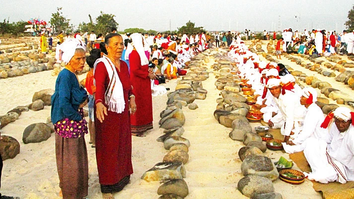 Ðồng bào Chăm Bà ni thực hiện lễ tảo mộ, một nghi thức không thể thiếu trong Lễ hội Ramưwan.