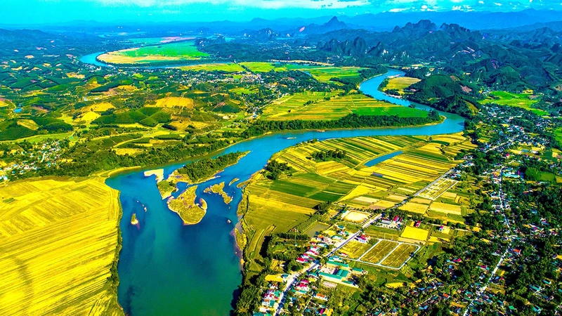 Sông Lam (sông Cả) bắt nguồn từ Lào, chảy qua hai tỉnh Nghệ An và Hà Tĩnh rồi đổ ra Biển Ðông. (Ảnh Quang Dũng)