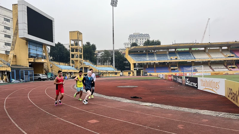 Các thành viên Câu lạc bộ Người khiếm thị yêu chạy Việt Nam luyện tập tại sân vận động Hàng Ðẫy (Hà Nội).