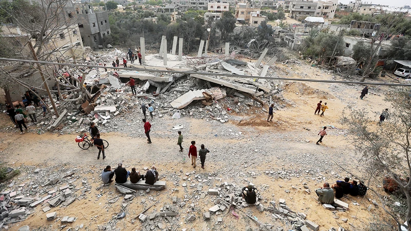 Ngôi nhà bị phá hủy trong cuộc không kích ở Khan Younis, miền nam Gaza. (Ảnh REUTERS)