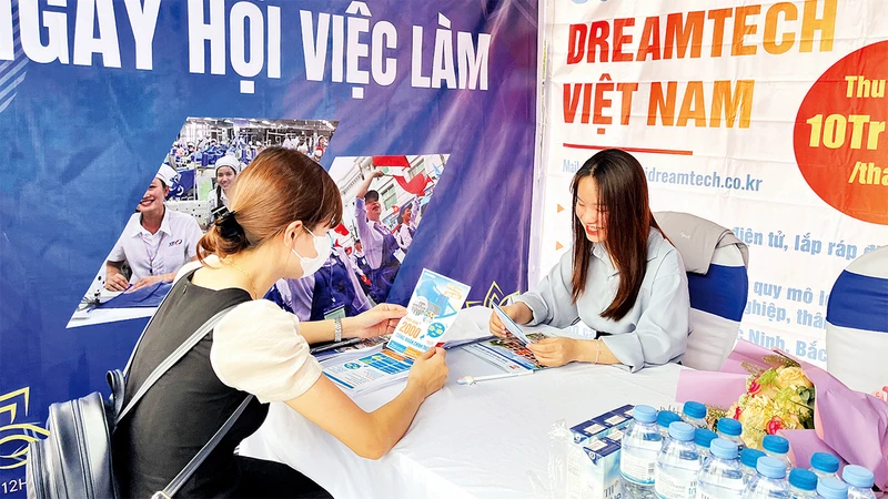 Các nữ công nhân lao động trải nghiệm tại Ngày hội việc làm.