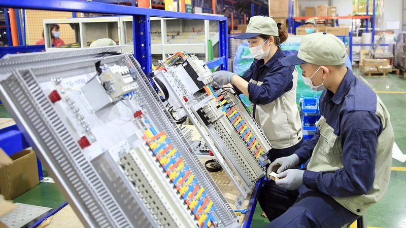 Sản xuất các thiết bị ngành điện tại Công ty cổ phần Kỹ thuật công nghiệp Á Châu (Cụm công nghiệp Quất Ðộng, huyện Thường Tín, Hà Nội). (Ảnh ÐĂNG ANH)