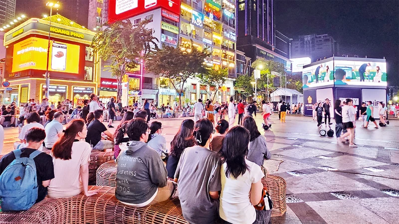Chương trình chiếu phim ngoài trời tại phố đi bộ Nguyễn Huệ thu hút đông đảo bạn trẻ tham gia.