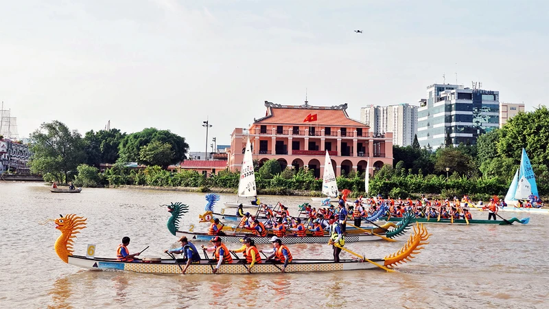 Ðua thuyền rồng tại Lễ hội Sông nước Thành phố Hồ Chí Minh lần 1.