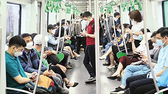Tàu điện Cát Linh-Hà Ðông ngày càng được nhiều người chọn làm phương tiện đi lại hằng ngày.