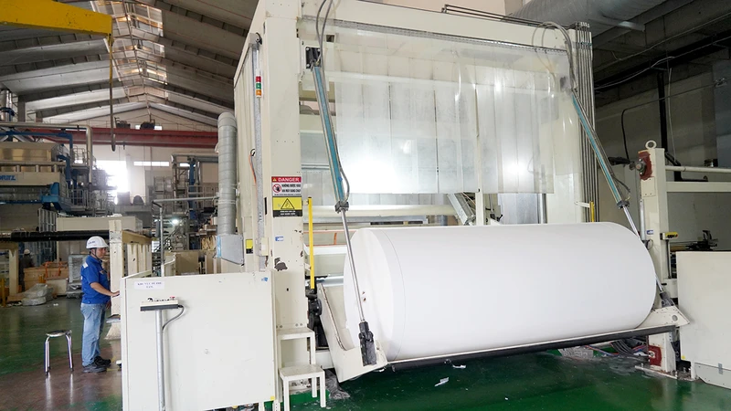 Công ty TNHH Giấy Xuân Mai, Khu công nghiệp Hiệp Phước ứng dụng máy móc hiện đại giúp sản xuất sạch hơn, giảm phát thải ra môi trường. (Ảnh THẾ ANH)