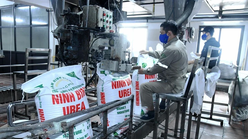 Sản xuất đạm urea tại Nhà máy Ðạm Ninh Bình thuộc Tập đoàn Hóa chất Việt Nam. (Ảnh THANH GIANG)
