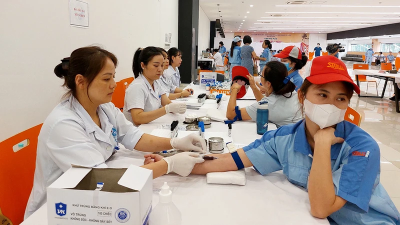 Liên đoàn Lao động thành phố Hà Nội phối hợp Sở Y tế khám sức khỏe miễn phí cho công nhân, lao động. (Ảnh NGỌC ANH)