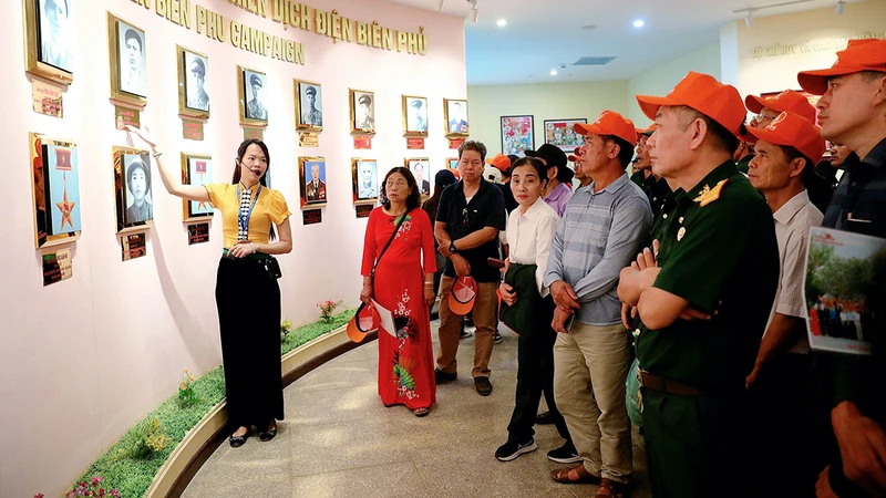 Thuyết minh viên Nguyễn Việt Hằng hướng dẫn du khách tham quan Bảo tàng Chiến thắng lịch sử Ðiện Biên Phủ.