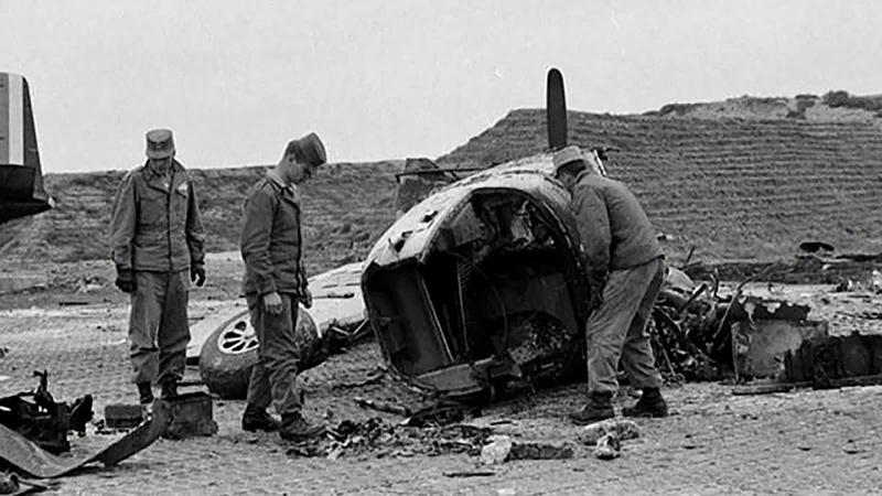Máy bay Pháp bị phá hủy trong trận tập kích sân bay Cát Bi, Hải Phòng. (Ảnh tư liệu)