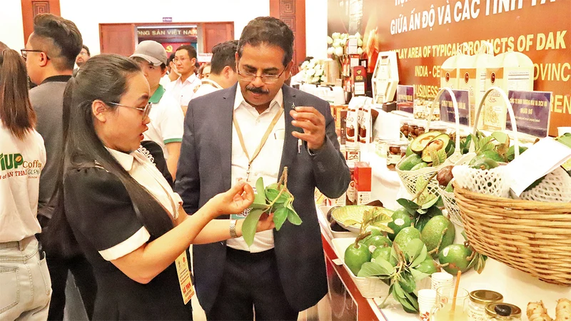 Các doanh nghiệp của Ấn Ðộ tìm hiểu các loại trái cây của Ðắk Lắk được trưng bày bên lề hội nghị.