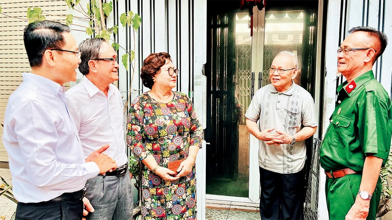 Cựu chiến binh Nguyễn Thanh Ðiền (đầu tiên bên phải) thăm hỏi và lắng nghe nguyện vọng của người dân Khu phố 3.