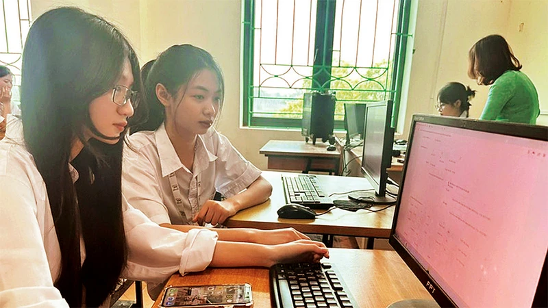 Học sinh Trường THPT Tiền Phong, huyện Mê Linh đăng ký dự thi tốt nghiệp trung học phổ thông năm 2024. (Ảnh VÂN ANH)