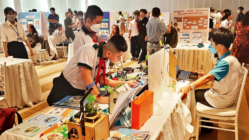 Học sinh Thành phố Hồ Chí Minh tham gia Cuộc thi DigiTrans Edtech 2022 với chủ đề “Ứng dụng chuyển đổi số trong lĩnh vực giáo dục”.