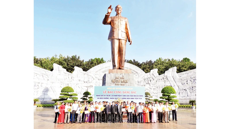 Tượng đài “Bác Hồ với các dân tộc Tây Nguyên” tạo nên điểm nhấn cho tổng thể Quảng trường Ðại đoàn kết. 