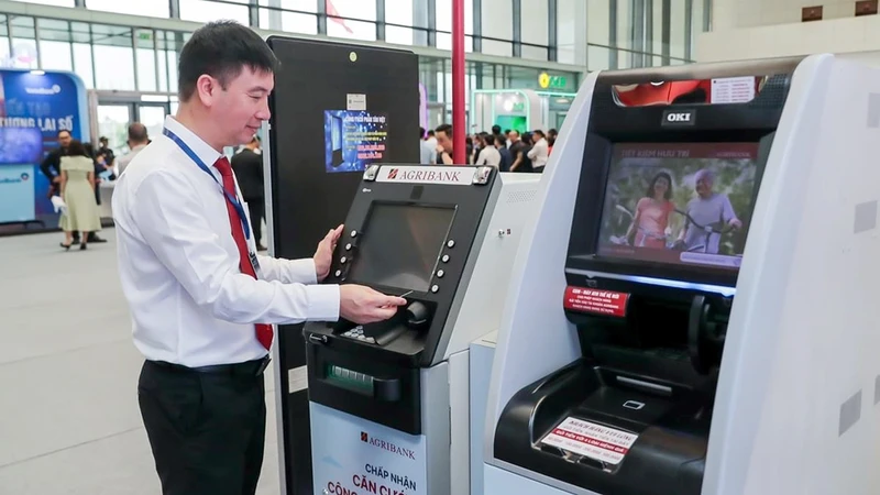 Máy ATM công nghệ mới cho phép giao dịch rút tiền bằng căn cước công dân gắn chip.