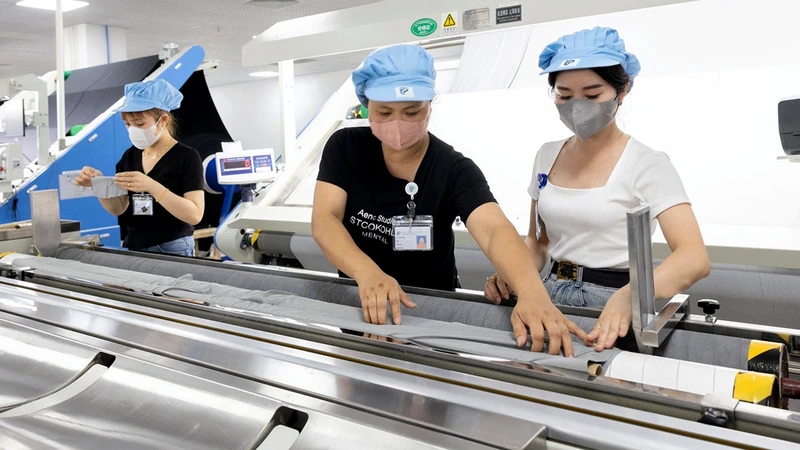 Công nhân lao động tại Nhà máy dệt Top Textile - doanh nghiệp 100% vốn trực tiếp nước ngoài tại Khu công nghiệp Rạng Ðông, huyện Nghĩa Hưng, tỉnh Nam Ðịnh. 