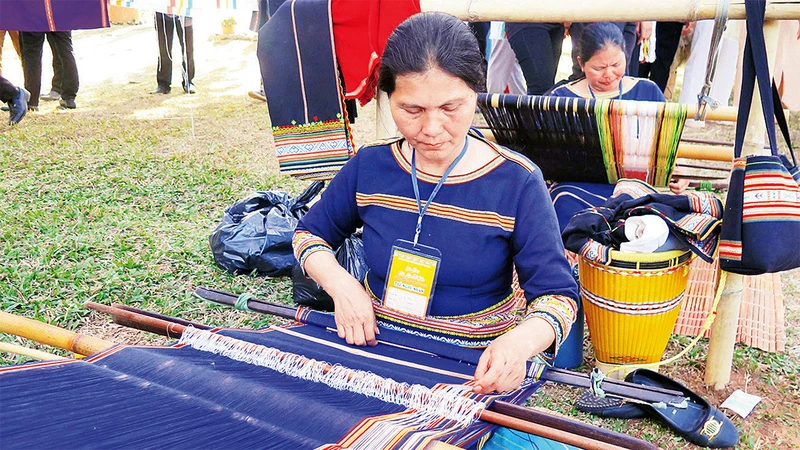 Phụ nữ Ba Na với nghề dệt truyền thống.