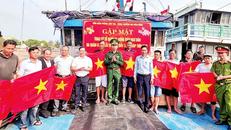 Chính quyền phường Nại Hiên Đông, quận Sơn Trà phối hợp với các đơn vị liên quan tặng cờ Tổ quốc, động viên ngư dân vươn khơi, bám biển.