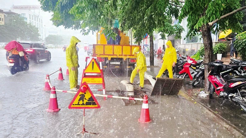 Công nhân Công ty Thoát nước Hà Nội thường xuyên có mặt tại các điểm úng ngập mỗi khi có mưa lớn. 