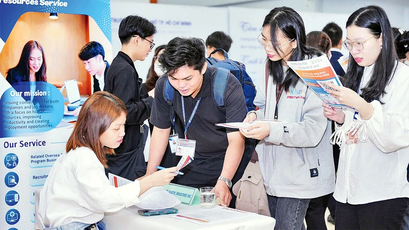 Sinh viên Trường đại học Mở Thành phố Hồ Chí Minh tiếp cận doanh nghiệp tại Ngày hội việc làm.