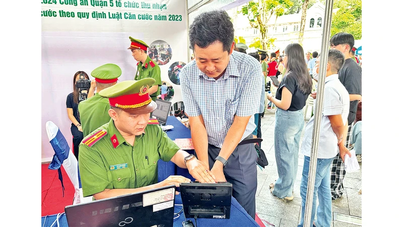 Công an Quận 5 làm căn cước cho công dân theo Luật Căn cước tại Ngày hội Chuyển đổi số và Ðề án 06 năm 2024.