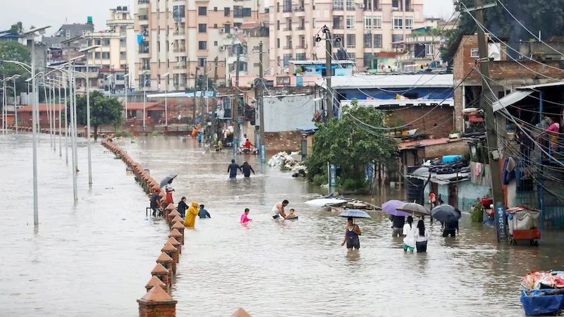 Nhiều khu vực ở thủ đô Kathmandu của Nepal ngập sâu. (Ảnh REUTERS)