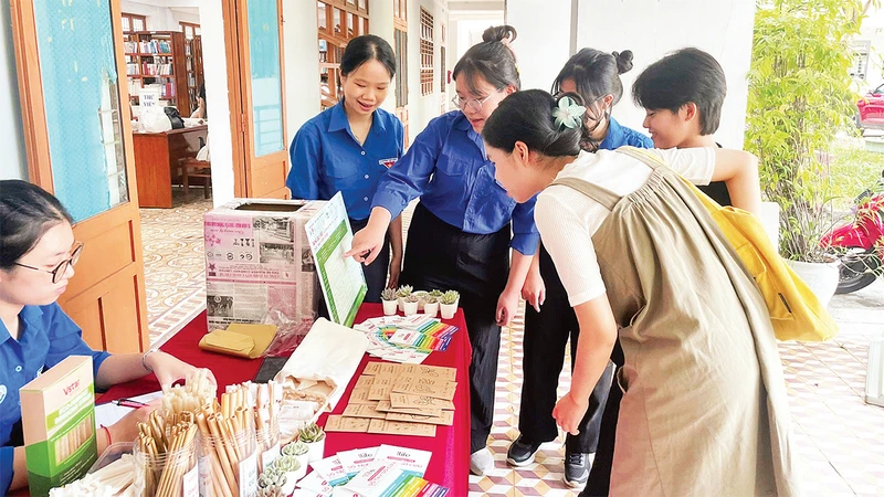 Phong trào đổi sách lấy cây tại Ðội tình nguyện Hoa phượng đỏ Trường THPT Hoàng Hoa Thám (quận Sơn Trà, thành phố Ðà Nẵng).