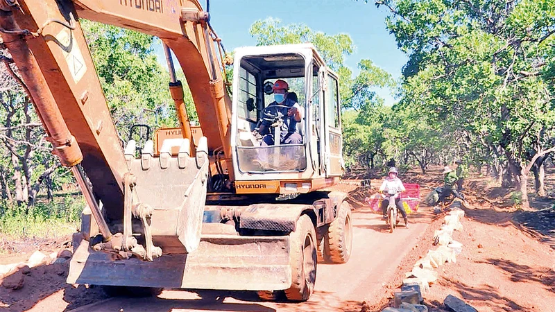 Nhiều con đường thôn xóm lầy lội khi trời mưa ở xã Ia Sao, huyện Ia Grai đang được bê-tông hóa.