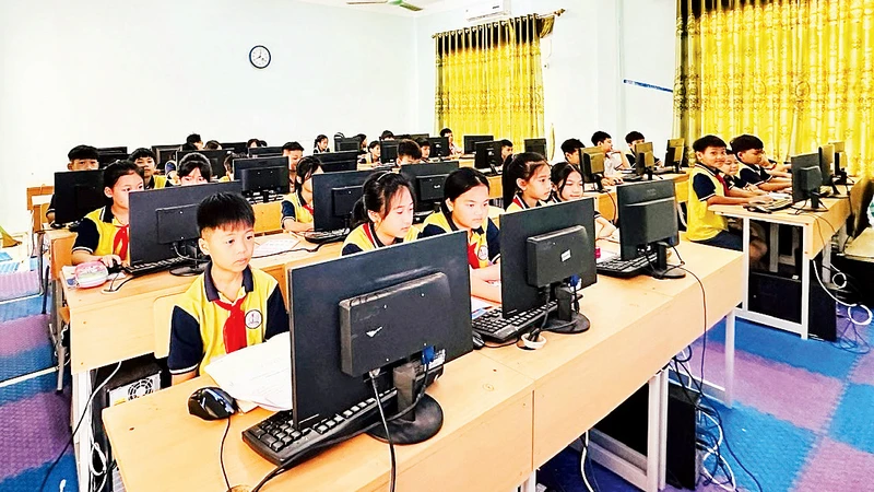 Học sinh Trường tiểu học Dũng Liệt (huyện Yên Phong, Bắc Ninh) trong giờ Tin học.