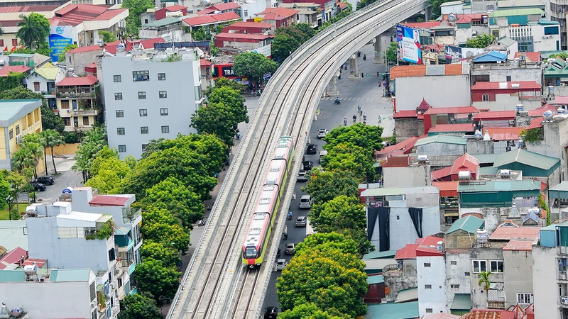 Tuyến đường sắt đô thị Nhổn-ga Hà Nội vận hành giúp hạn chế tình trạng ùn tắc giao thông các tuyến đường phía tây Hà Nội. (Ảnh THỦY NGUYÊN)